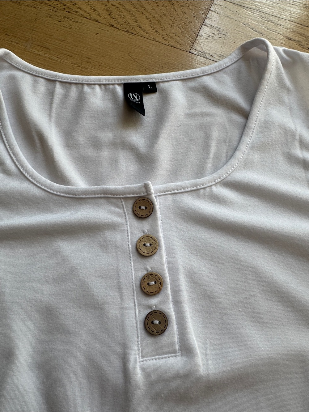 Women’s White Button-Front Tank Top, size large. - Picture 3 of 9